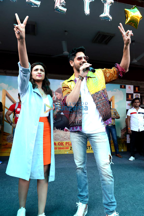 photos sidharth malhotra and parineeti chopra snapped promoting their film jabariya jodi at national college in new delhi 4