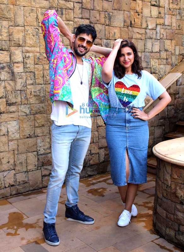 photos sidharth malhotra and parineeti chopra snapped promoting their film jabariya jodi in juhu 1