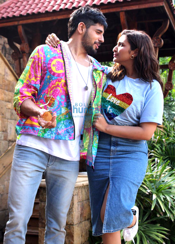 photos sidharth malhotra and parineeti chopra snapped promoting their film jabariya jodi in juhu 2