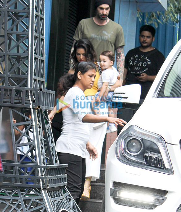 photos sunny leone snapped with her family at juhu 3 2
