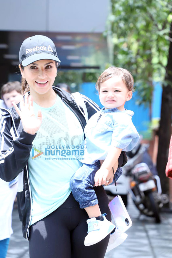 Photos: Sunny Leone snapped with kids at Juhu Photos: Sunny Leone snapped with kids at Juhu