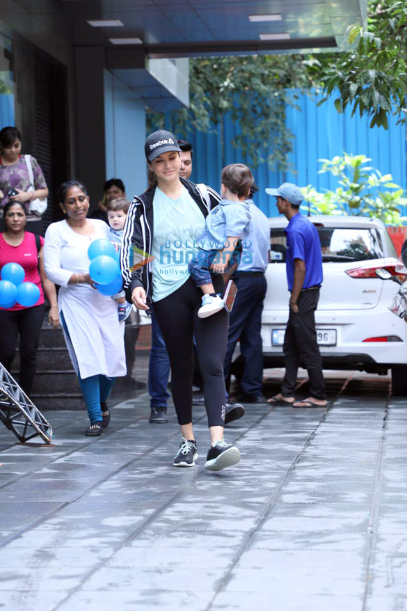 photos sunny leone snapped with kids at juhu 2