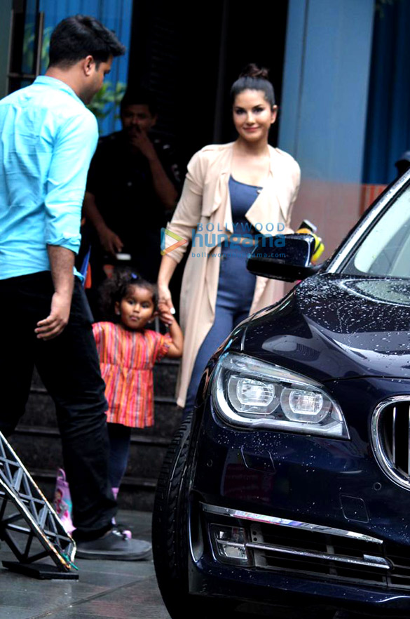 photos sunny leone spotted with her kids in juhu 2 2