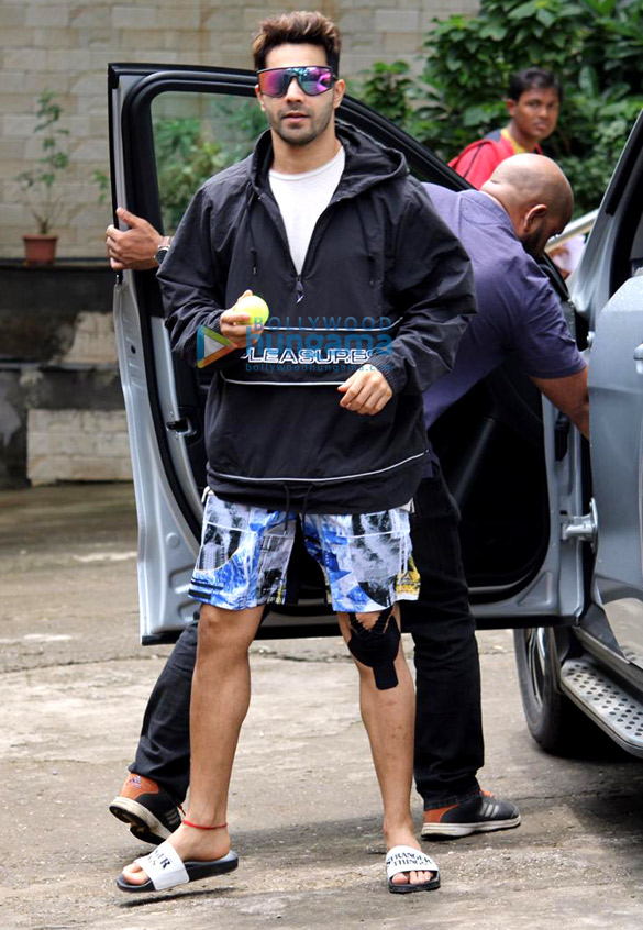 Photos: Varun Dhawan snapped at dance class in Andheri Photos: Varun Dhawan snapped at dance class in Andheri