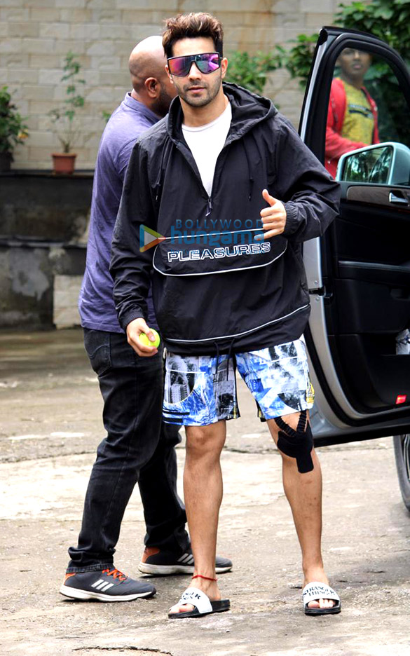 photos varun dhawan snapped at dance class in andheri 2