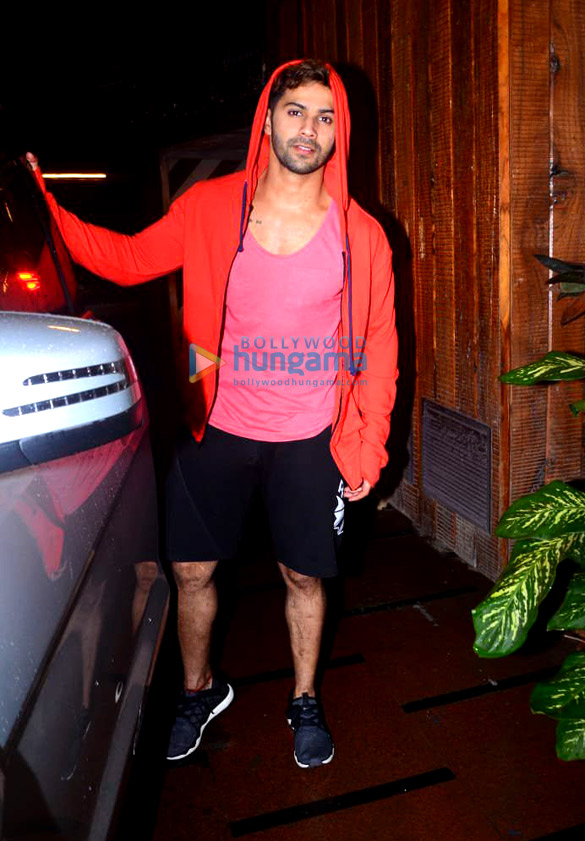 Photos: Varun Dhawan snapped at the gym in Juhu Photos: Varun Dhawan snapped at the gym in Juhu