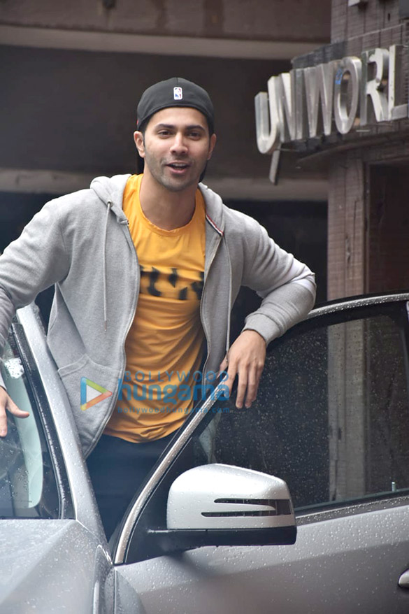 photos varun dhawan snapped at the gym in juhu 2 2