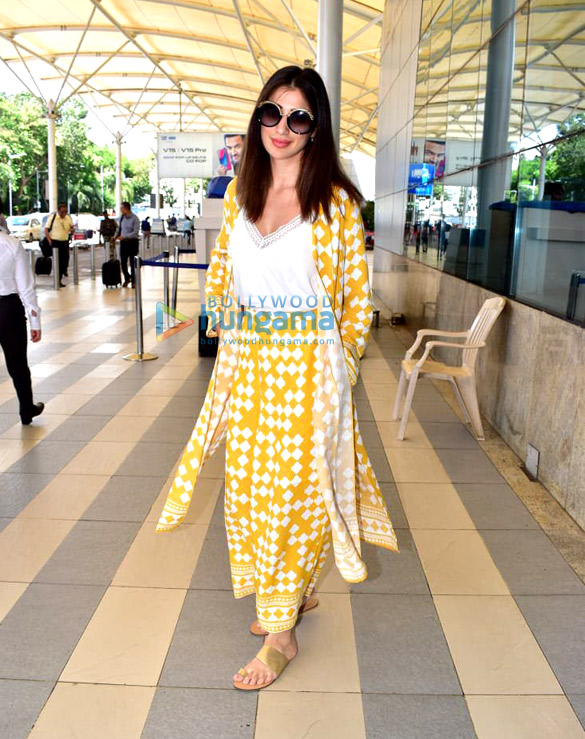 photos aditya roy kapur and daisy shah snapped at the airport 10