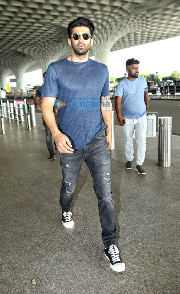 photos aditya roy kapur and daisy shah snapped at the airport 3
