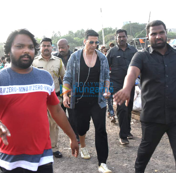 photos akshay kumar and kiara advani snapped at the madh jetty 1
