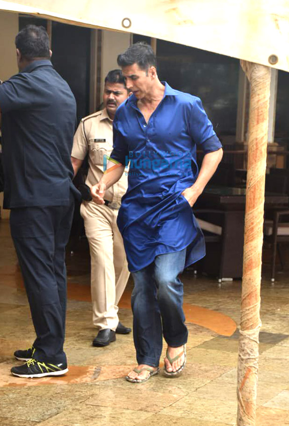 photos akshay kumar snapped during mission mangal interviews 4