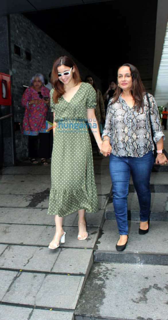 photos alia bhatt snapped with her mom soni razdan at hakkasan in bandra 2