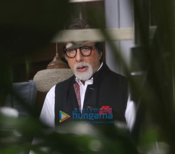 photos amitabh bachchan spotted on location of a shoot in bandra 6