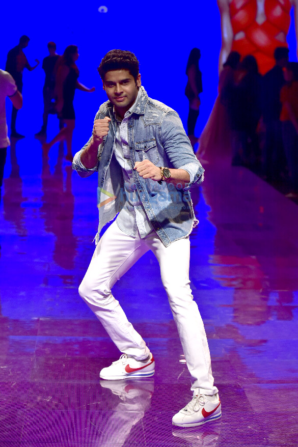 photos ananya panday chunky panday and others walk the ramp as show stoppers at lakme fashion week 2019 day 4 3