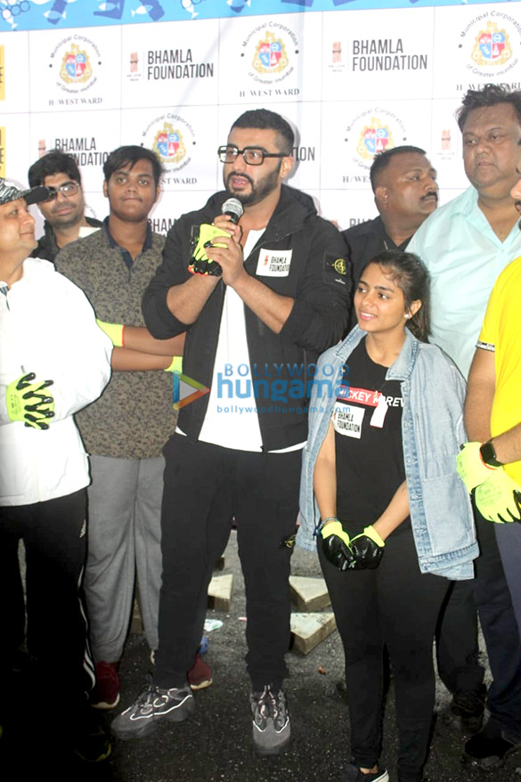 photos arjun kapoor snapped attending the bhamla foundation beach cleaning drive in bandra 2