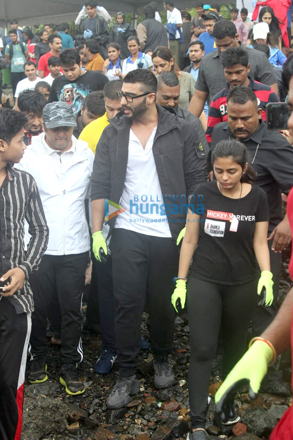 photos arjun kapoor snapped attending the bhamla foundation beach cleaning drive in bandra 3