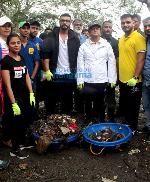 photos arjun kapoor snapped attending the bhamla foundation beach cleaning drive in bandra 5