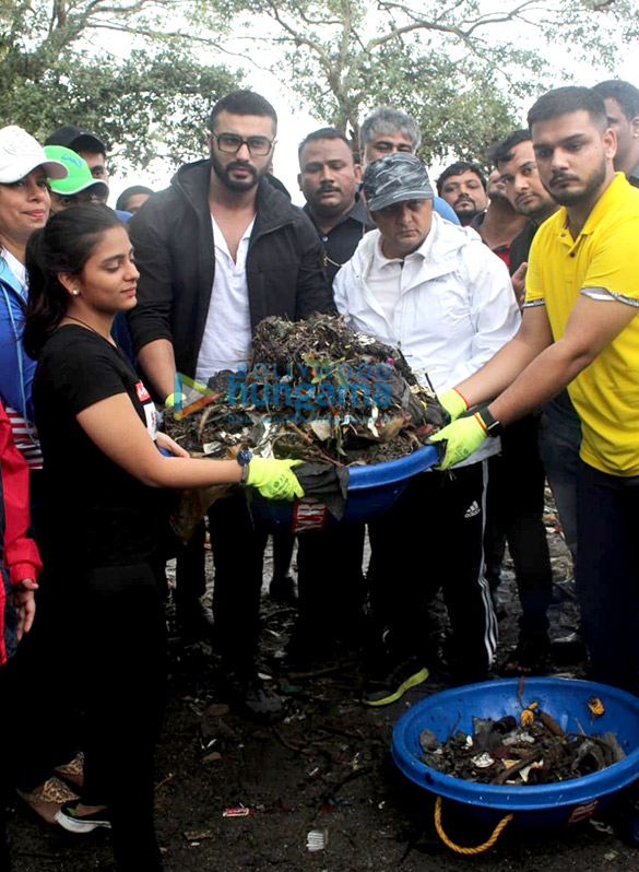 photos arjun kapoor snapped attending the bhamla foundation beach cleaning drive in bandra 6