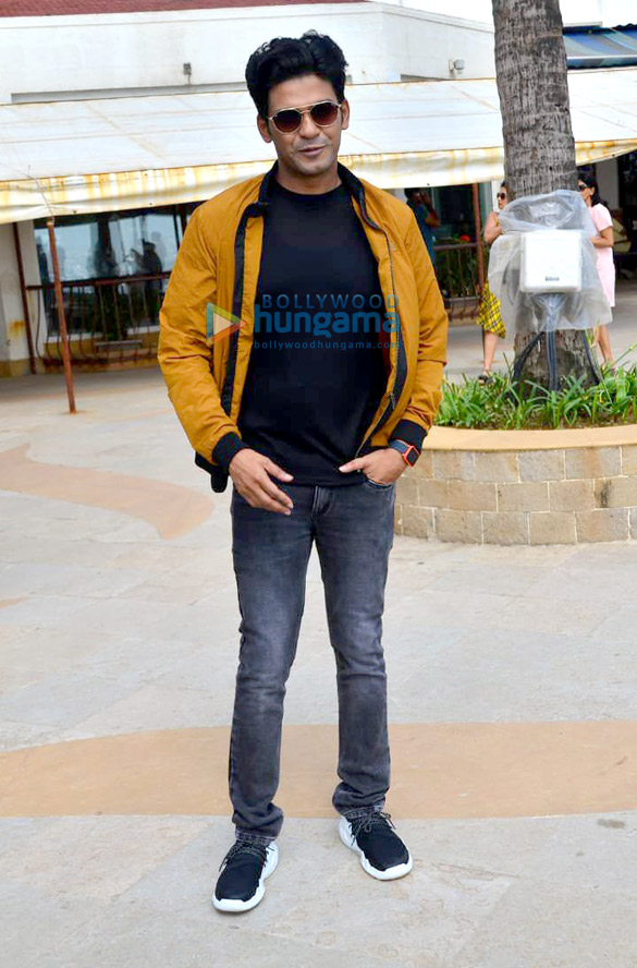 photos cast of chhichhore snapped at sun n sand for promotions 1