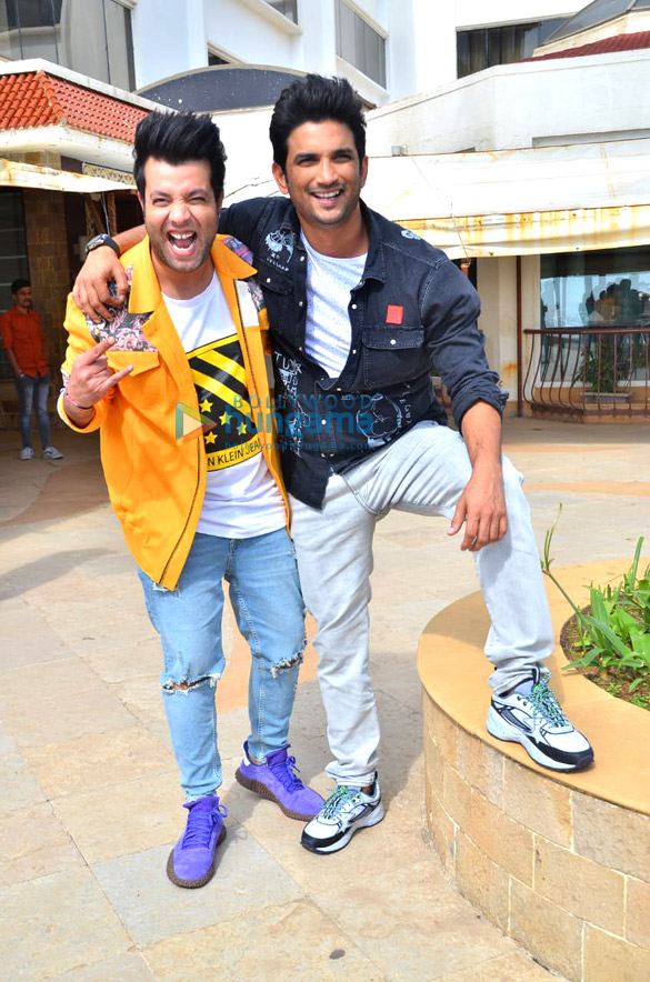 photos cast of chhichhore snapped during promotions 3