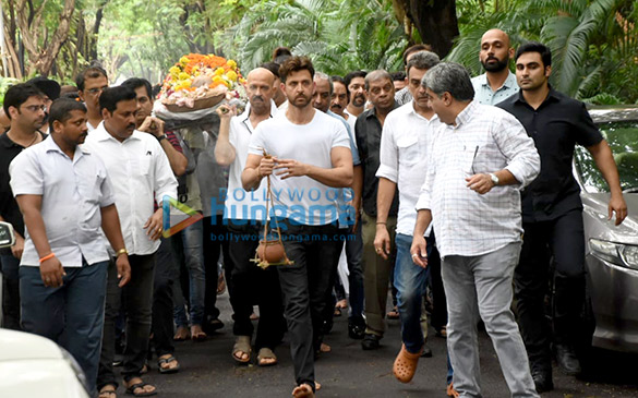 photos celebs attend hrithik roshans grandfather j om prakashs funeral 1 2