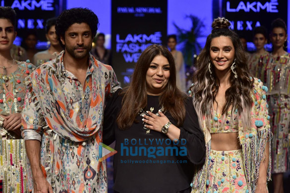 photos farhan akhtar and shibani dandekar walk the ramp as the show stopper at lakme fashion week 2019 4