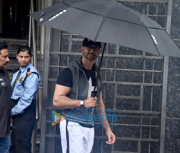 photos hrithik roshan snapped at i think fitness in juhu 2