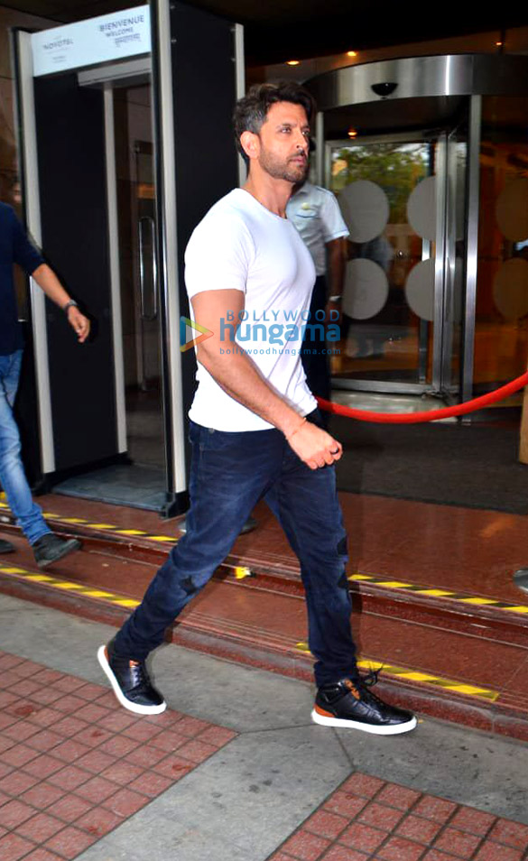 photos hrithik roshan snapped at novotel in juhu 1