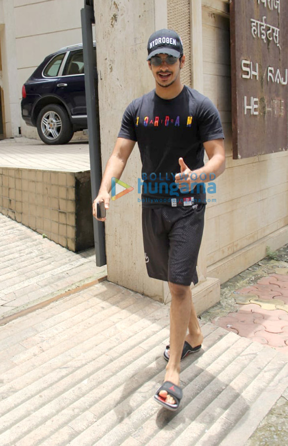 photos ishaan khatter and khushi kapoor spotted manish malhotras office in bandra 3