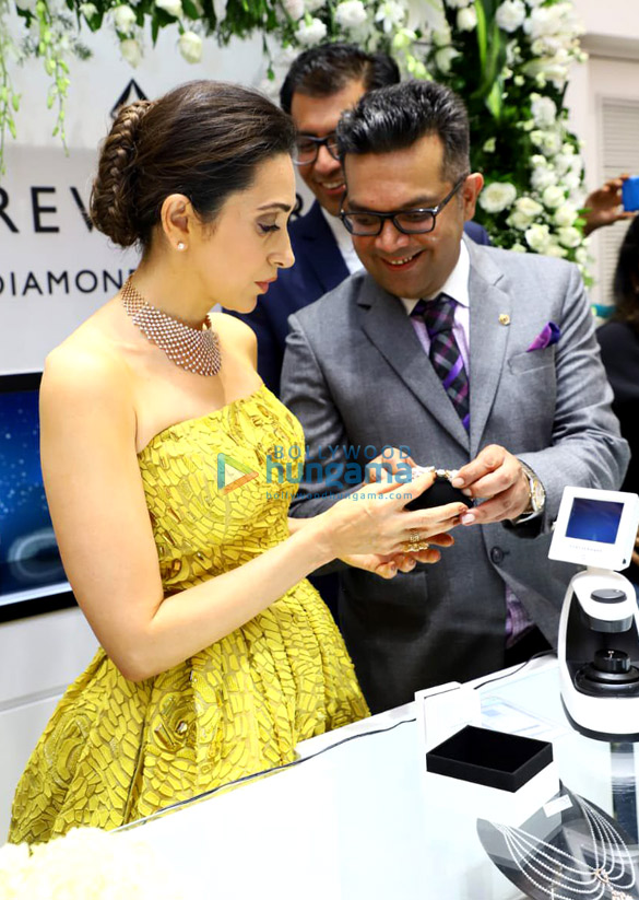 photos karisma kapoor graces an event for om jewellers 3