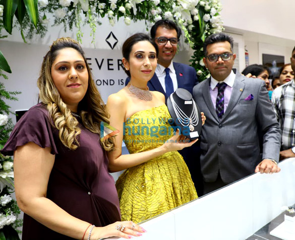 photos karisma kapoor graces an event for om jewellers 5