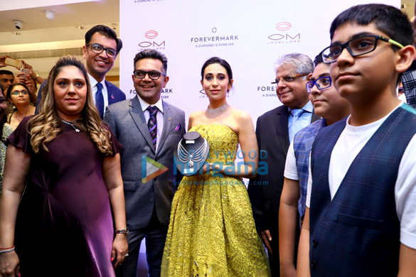 photos karisma kapoor graces an event for om jewellers 6