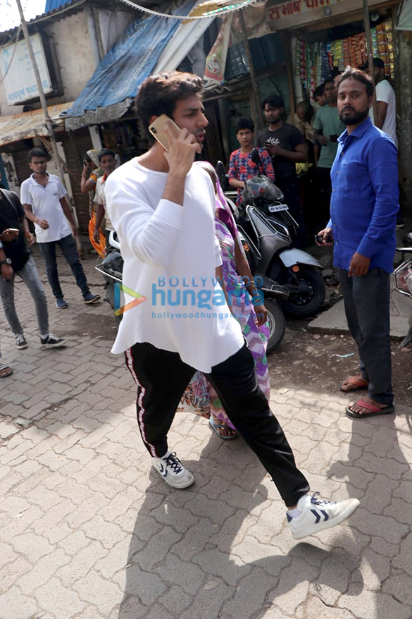 photos kartik aaryan arrives at the gym to receive sara ali khan in bandra 005