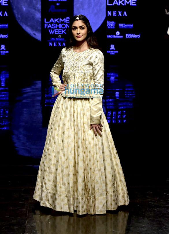 photos mrunal thakur walks the ramp as the show stopper at lakme fashion week 2019 3