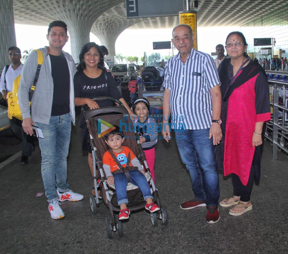 photos saif ali khan kareena kapoor khan and others snapped at the airport 2