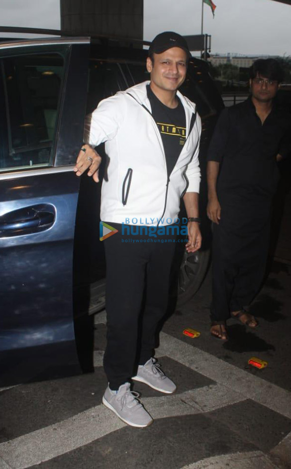 photos salman khan vivek oberoi akshay kumar and others snapped at the airport 2