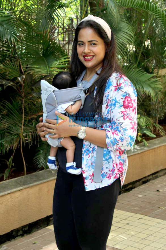 Photos: Sameera Reddy snapped in Bandra Photos: Sameera Reddy snapped in Bandra
