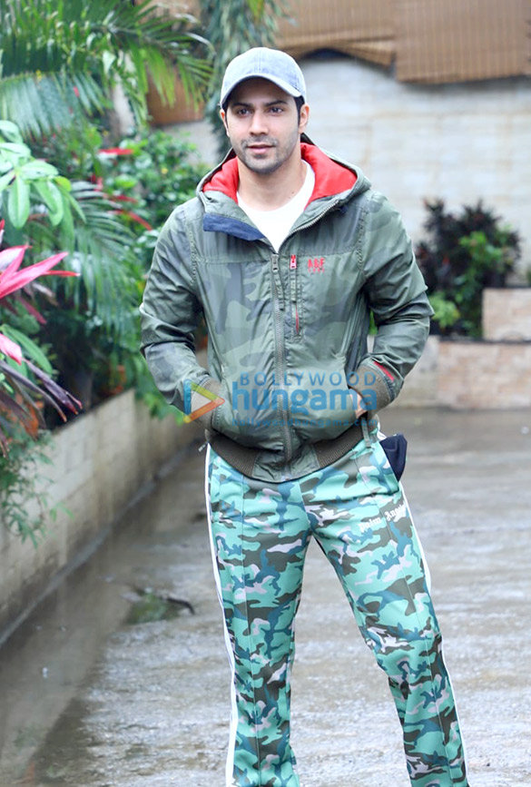 photos sara ali khan and varun dhawan spotted at a dance class 1