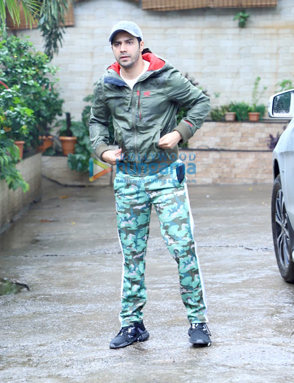 photos sara ali khan and varun dhawan spotted at a dance class 2
