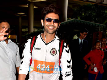 Photos: Sara Ali Khan snapped at the airport to receive Kartik Aaryan