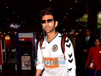 Photos: Sara Ali Khan snapped at the airport to receive Kartik Aaryan