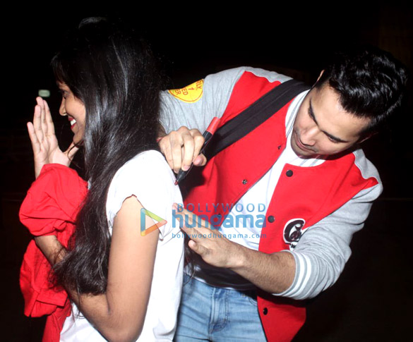 photos shah rukh khan varun dhawan jackky bhagnani and karan johar snapped at the airport 5