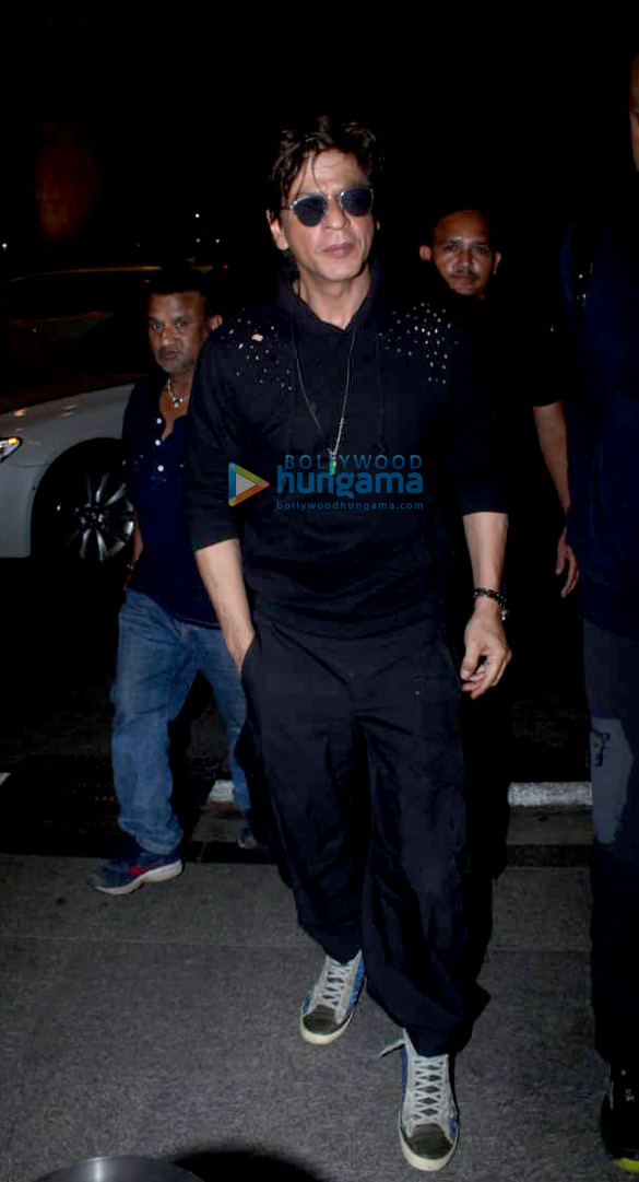 photos shah rukh khan varun dhawan jackky bhagnani and karan johar snapped at the airport 6
