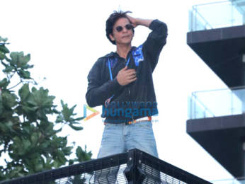Photos: Shah Rukh Khan celebrates Eid with fans at Mannat