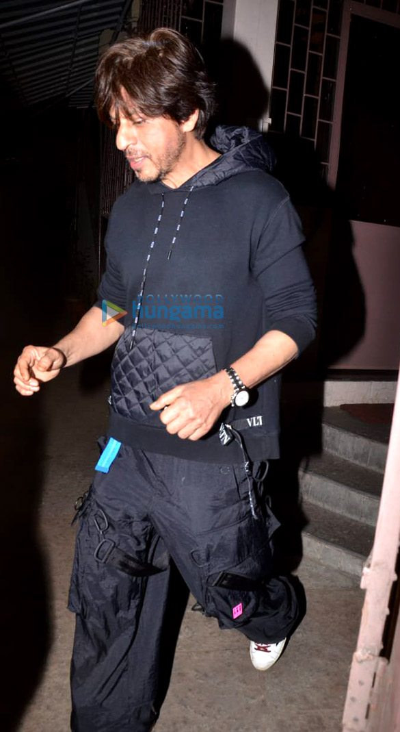 photos shah rukh khan snapped at a dubbing studio in bandra 2