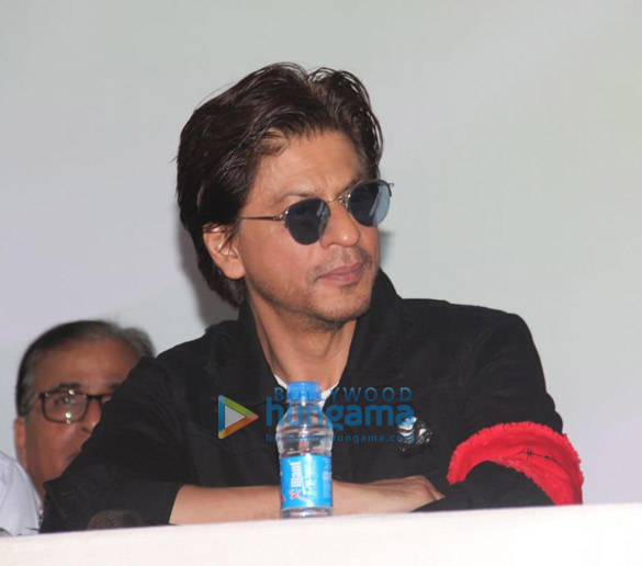 photos shah rukh khan snapped at an event at bandra station 3