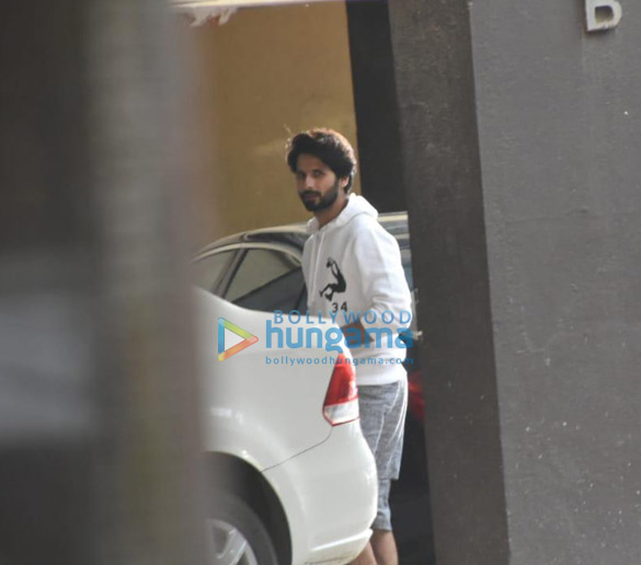 Photos: Shahid Kapoor snapped in Juhu Photos: Shahid Kapoor snapped in Juhu