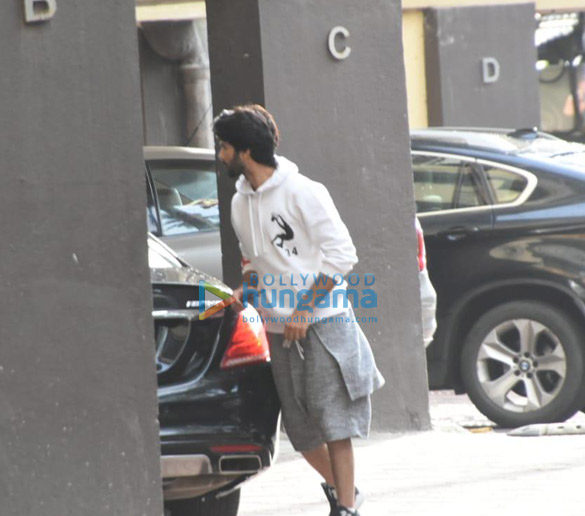 photos shahid kapoor snapped in juhu 3