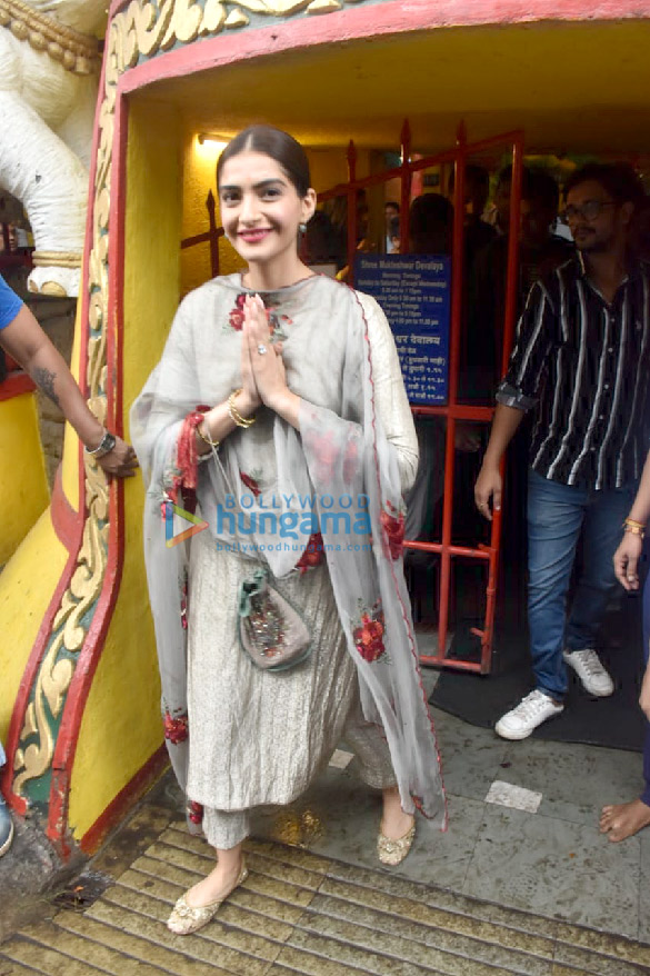Photos: Sonam Kapoor Ahuja snapped at Shani Temple in Juhu Photos: Sonam Kapoor Ahuja snapped at Shani Temple in Juhu