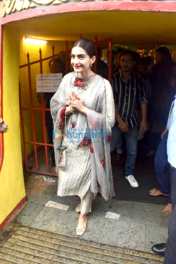 photos sonam kapoor ahuja snapped at shani temple in juhu 2